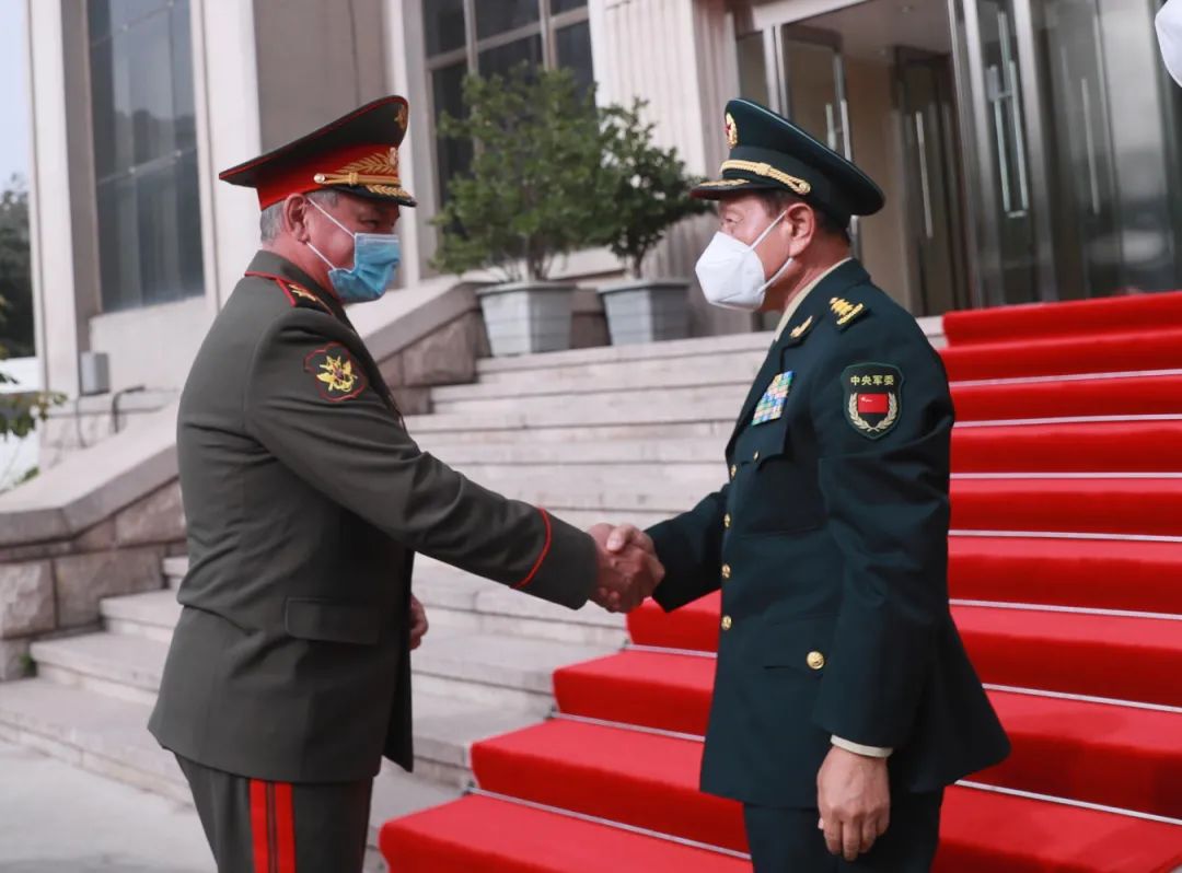 7月28日,国务委员兼国防部长魏凤和在杜尚别与出席上海合作组织成员国国防部长会议的俄罗斯国防部长绍伊古举行会谈。李晓伟 摄