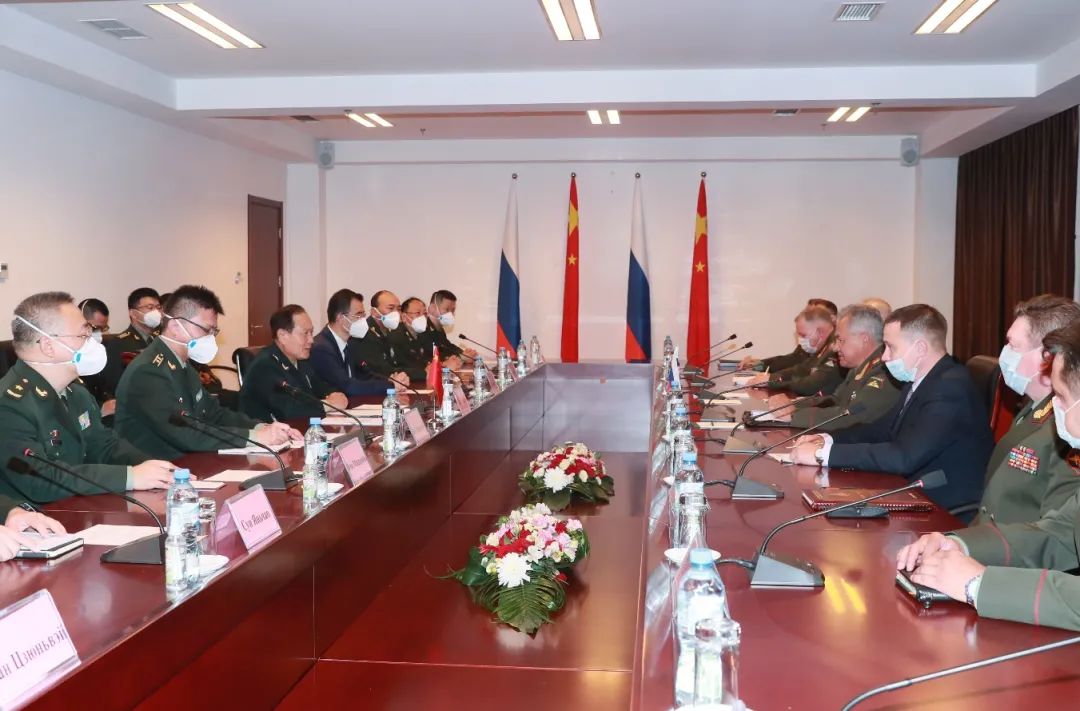 7月28日,国务委员兼国防部长魏凤和在杜尚别与出席上海合作组织成员国国防部长会议的俄罗斯国防部长绍伊古举行会谈。李晓伟 摄