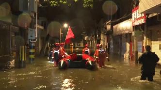 上海金山积水最深处“半人高”，消防力量深入救援受灾群众