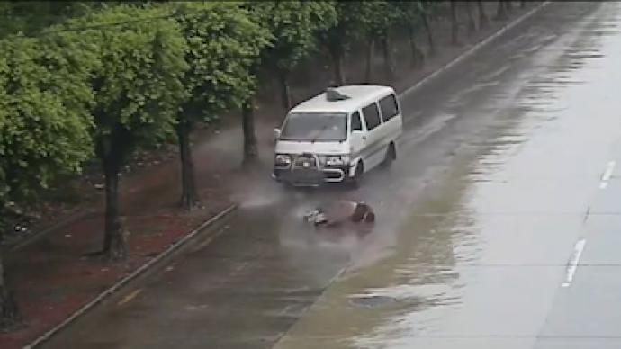 东莞一司机伪造车牌，雨天撞飞路人后逃逸