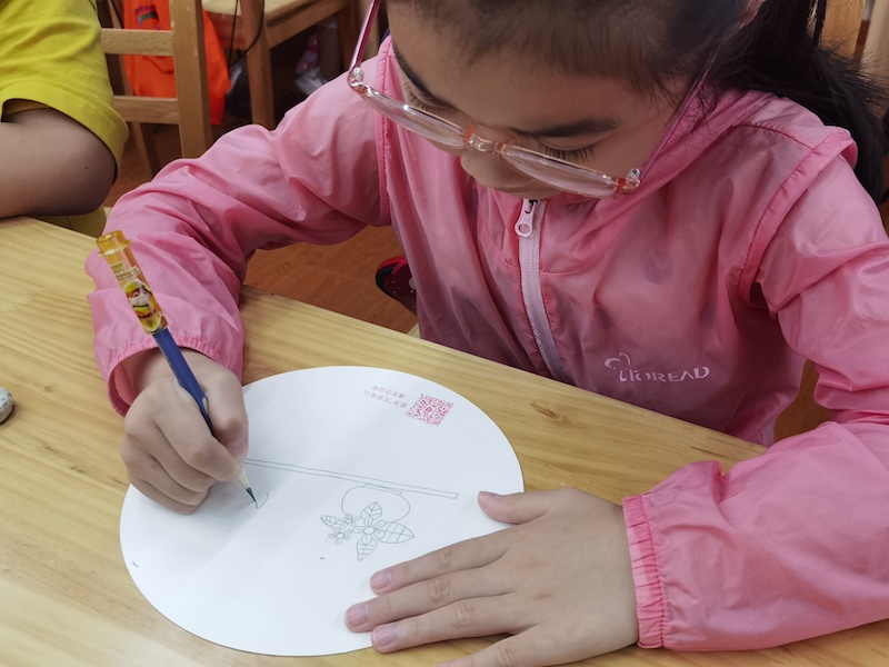 爱心暑托班小朋友在“芳香笔记”课上创作作品。