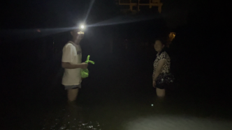 上海金山内涝受灾小区的夜晚：水位略降，有居民自制“小船”通勤