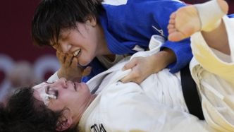 俄罗斯柔道选手遭日本对手绞晕后拿到铜牌，坚韧表现获赞
