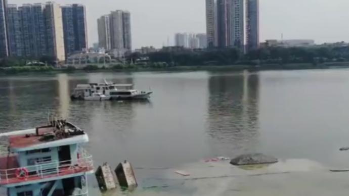 东莞石龙东江河段一砂船触礁进水：涉险4名人员全部获救