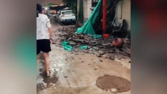 疑受台风影响安徽宿州一房屋倒塌，一名男孩被压身亡