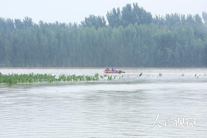 2021年7月22日,受强降雨影响,河南开封尉氏庄头镇多个村庄过水。 人民视觉 图