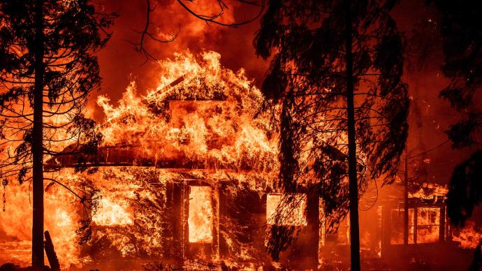 美国西部山火继续蔓延，加州超1.6万人被迫逃离家园
