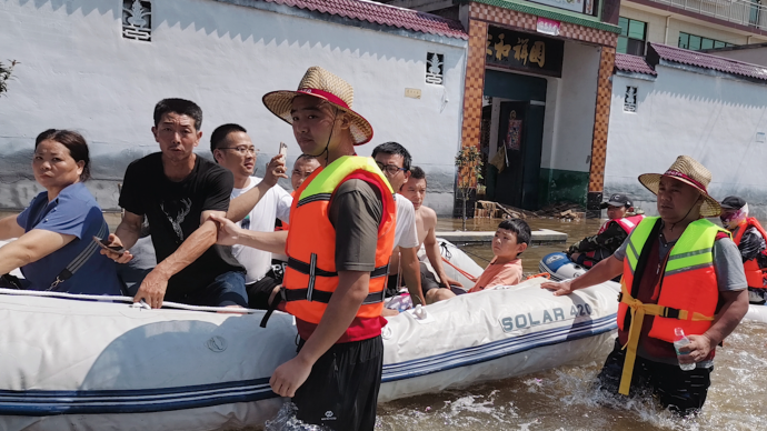 軍人小伙休假期間赴災(zāi)區(qū)救援:挺身而出義不容辭
