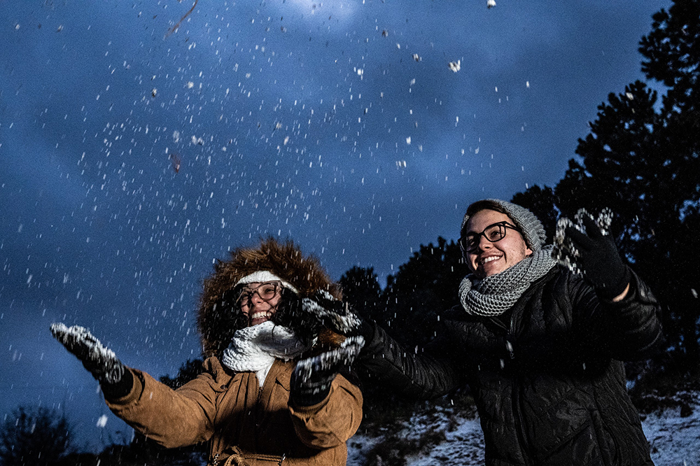当地时间2021年7月29日,巴西圣若阿金,当地迎来罕见降雪,民众对下雪欣喜若狂。澎湃影像 图