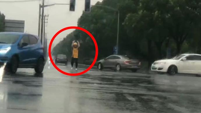 雷雨天交通信号灯突发故障，外卖小哥自发指挥人车有序通行