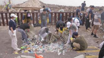 15吨垃圾装了近1500个蛇皮袋，千人净滩大行动守护上海海岸环境