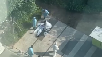 高温下，南京一志愿者晕倒在战疫一线
