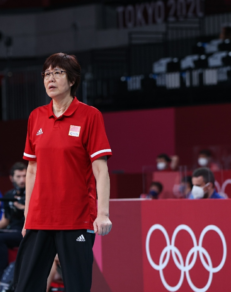 7月31日，中国队主教练郎平在场边观战。当日，在东京奥运会女子排球小组赛中，中国队以3比0战胜意大利队。新华社记者 丁汀 摄