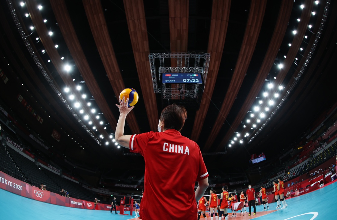 7月31日，中国队主教练郎平（前）在赛前训练中。当日，在东京奥运会女子排球小组赛中，中国队对阵意大利队。新华社记者 丁汀 摄
