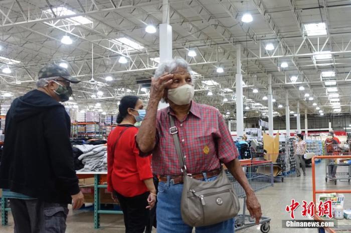 当地时间7月30日，美国纽约州市民在长岛一家超市购物时佩戴口罩。 中新社记者 廖攀 摄