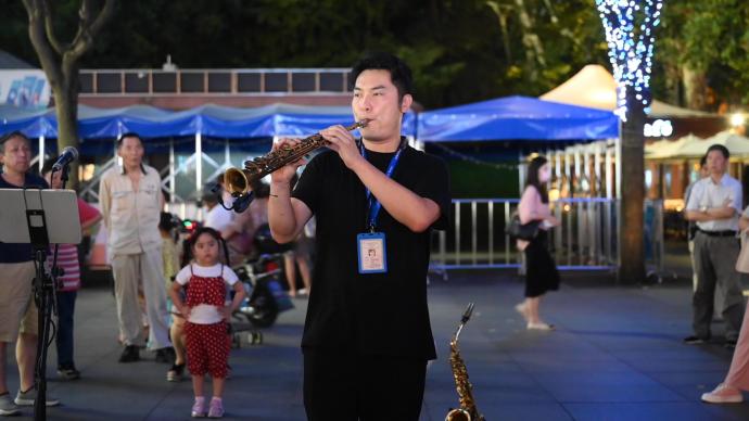 他在上海街头演奏萨克斯，为这座“水泥森林”带来活力