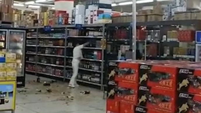 顾客在沃尔玛狂砸名贵酒，超市已报警