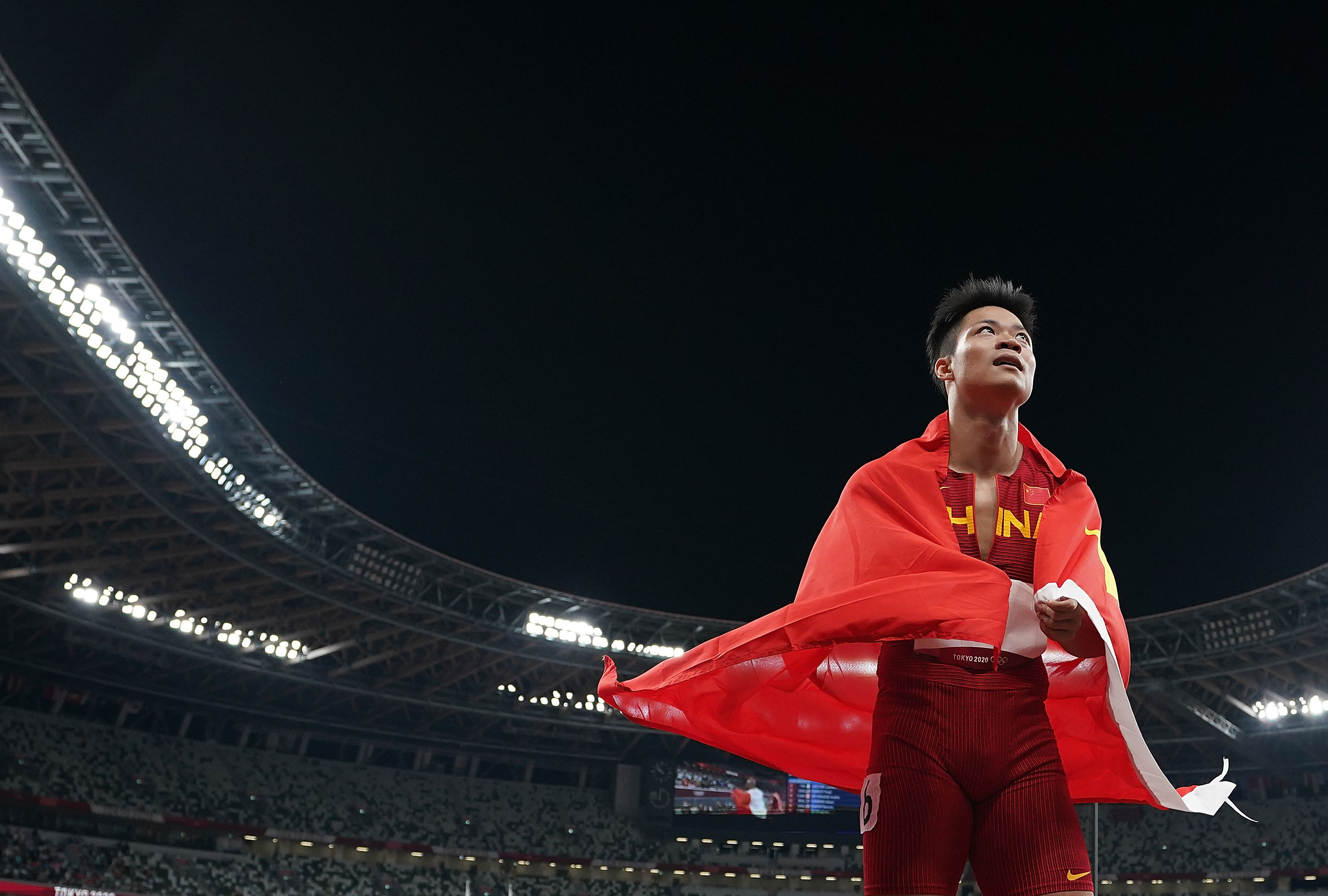 8月1日,苏炳添在田径项目男子100米决赛后身披国旗