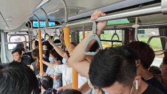 今天自头班车起，上海45条公交线路执行乘客测温