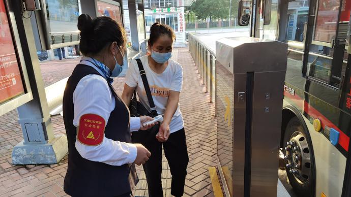 上海公交防疫再升级，明起228条公交线起讫站执行乘客测温