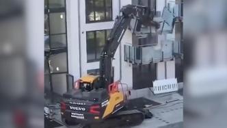 不满开发商欠钱，德国一建筑商开挖掘机拆公寓