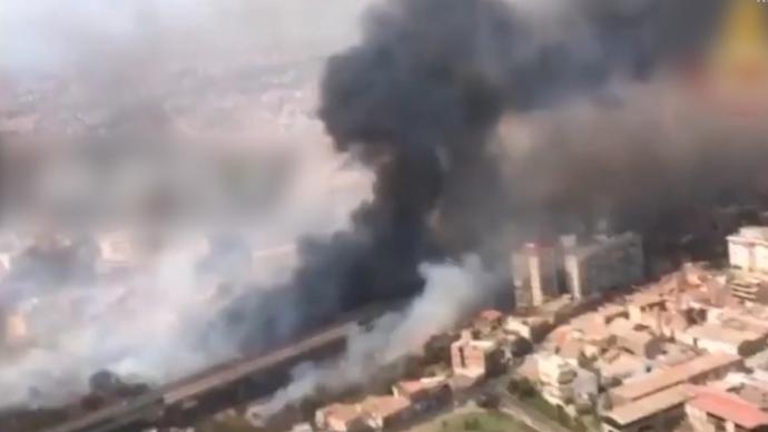 意大利西西里岛林火肆虐，建筑物上空浓烟滚滚