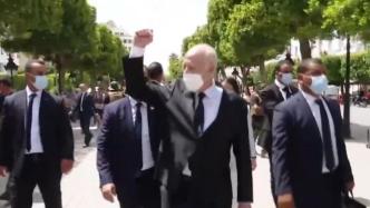 突尼斯总统走上首都街头，向民众致意