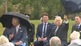 英国首相约翰逊遭遇“雨伞危机”，查尔斯王子笑了