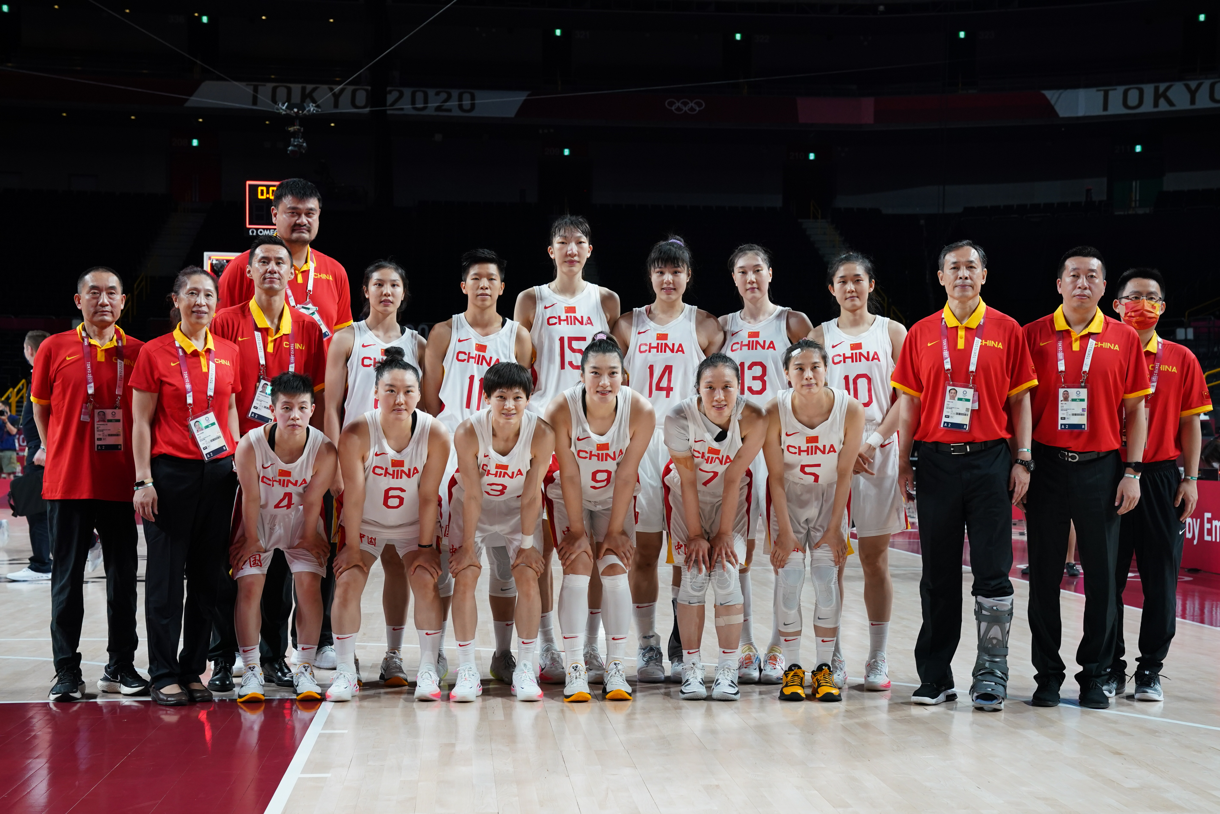 中国女篮赛后大合影。