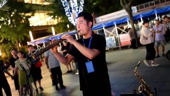 上海交大毕业生在街头吹了6年萨克斯，他是上海持证街头艺人