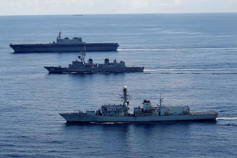 英国海军与日本海上自卫队举行联合演习。