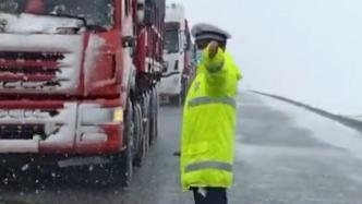 三伏天，新疆交警在风雪中护航