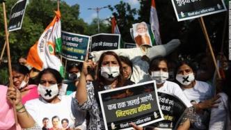 “贱民”女孩疑遭奸杀强行火化，印度首都民众抗议进入第4天