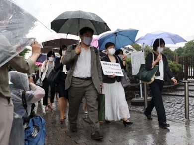 6月23日，原告方和辩护团走向日本最高法院。来源：每日新闻