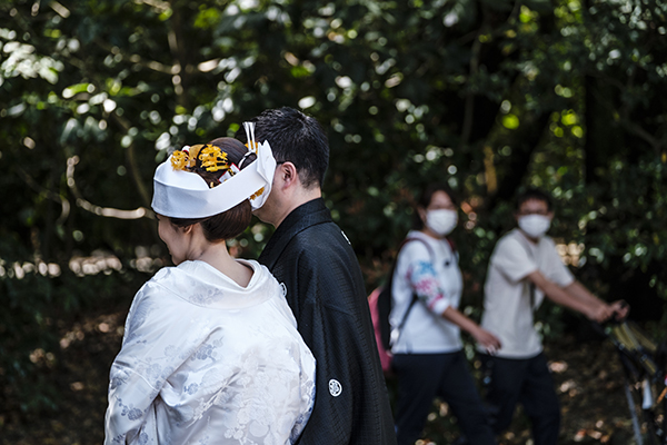 当地时间2021年4月14日，日本名古屋，拍摄结婚照的男女。人民视觉  资料图