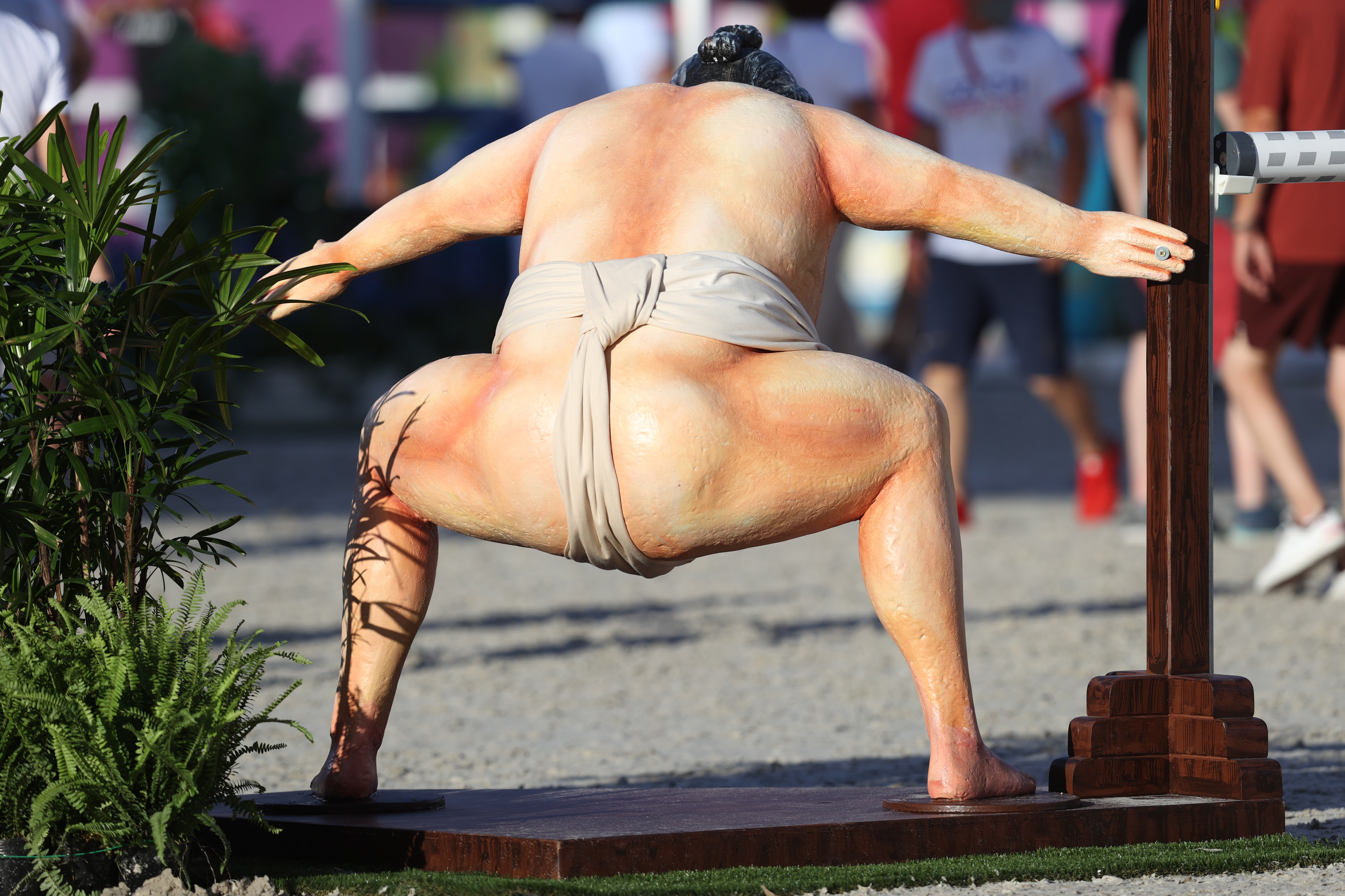 赛马场地的相扑运动员雕塑。
