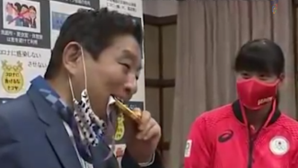 无礼油腻，名古屋市长咬了女选手的金牌