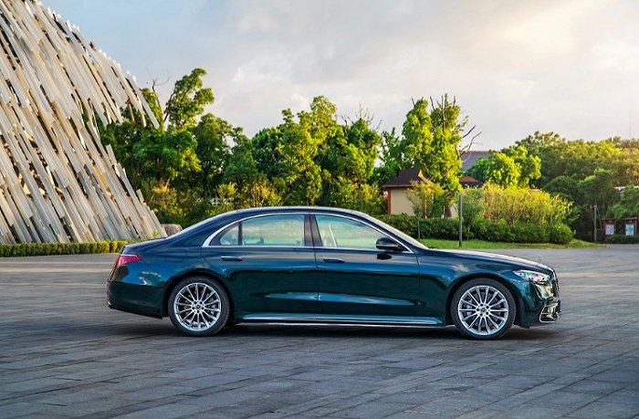 全新s级轿车依然拥有完美修长的车身比例,车身天际线下大尺寸的纯粹