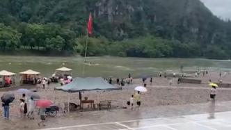 温州一景区内竹筏侧翻：8名学生获救，1名老师落水下落不明