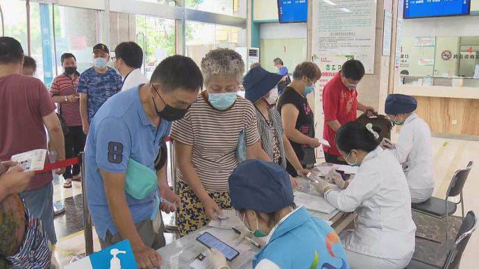 上海各医疗机构就诊需查验行程码，老年人可刷身份证或医保卡