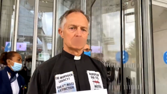 英国一牧师缝住嘴抗议传媒大亨忽视气候变化