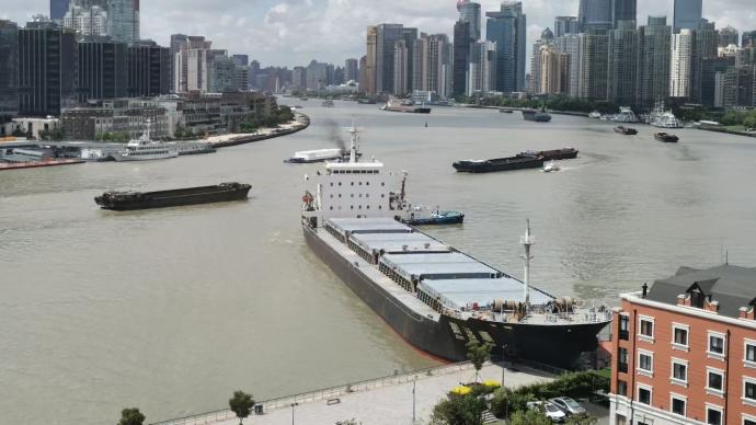 散货船撞击上海黄浦江滨江岸线，船体堤岸受损无人伤亡