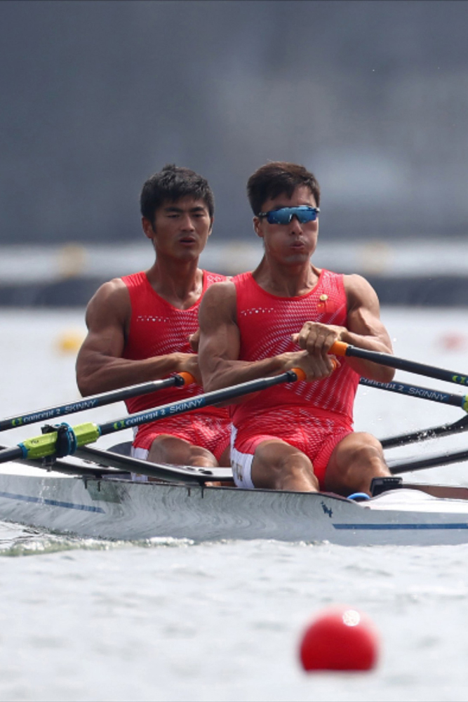 日本,2020东京奥运会赛艇男子双人双桨决赛,比赛中的刘治宇(左),张亮