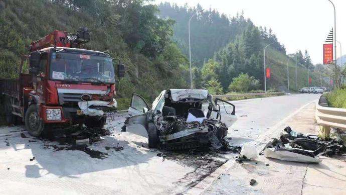 柳州发生一起轿车与货车碰撞事故， 致4死1伤