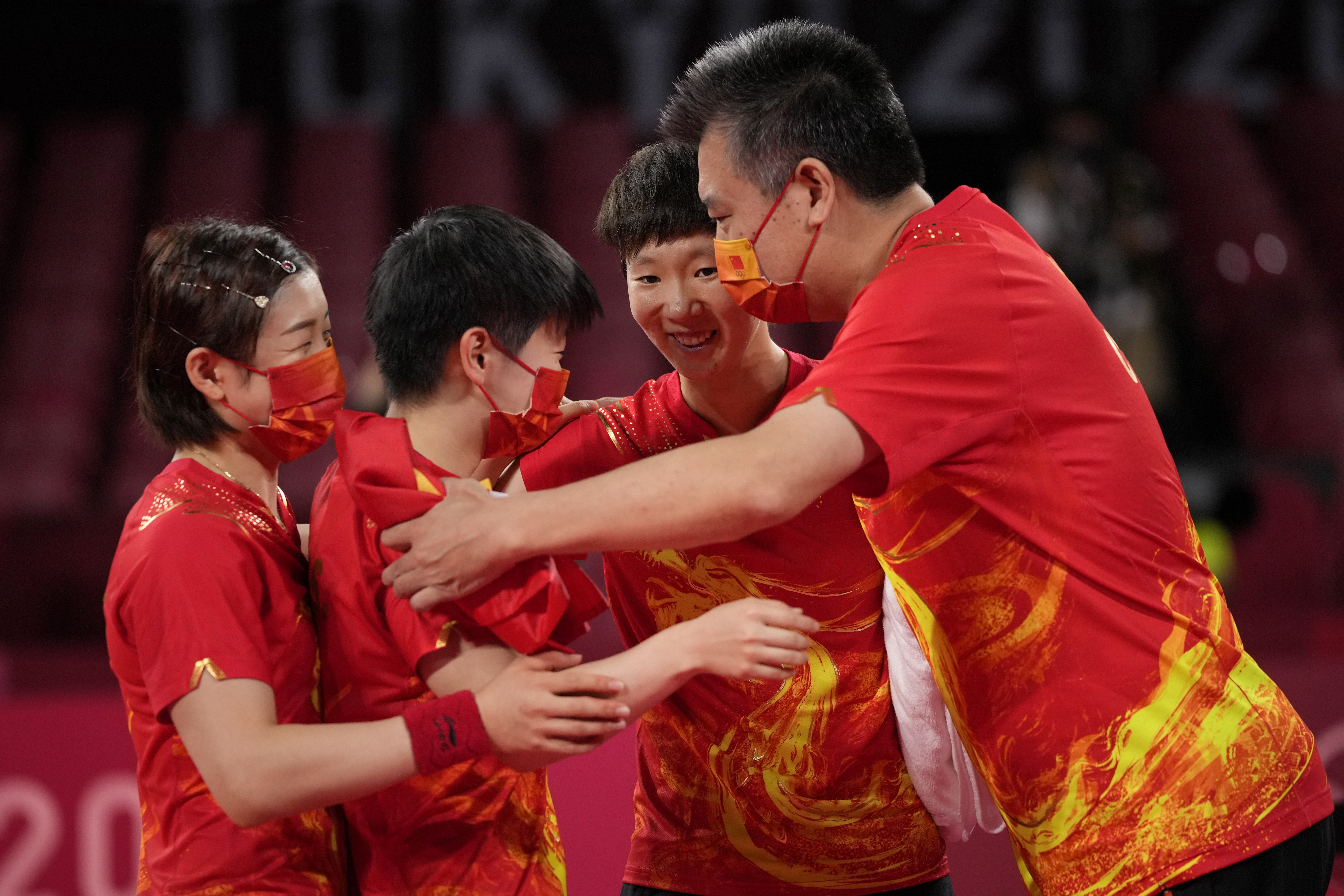 李隼教练拥抱女队三位队员。