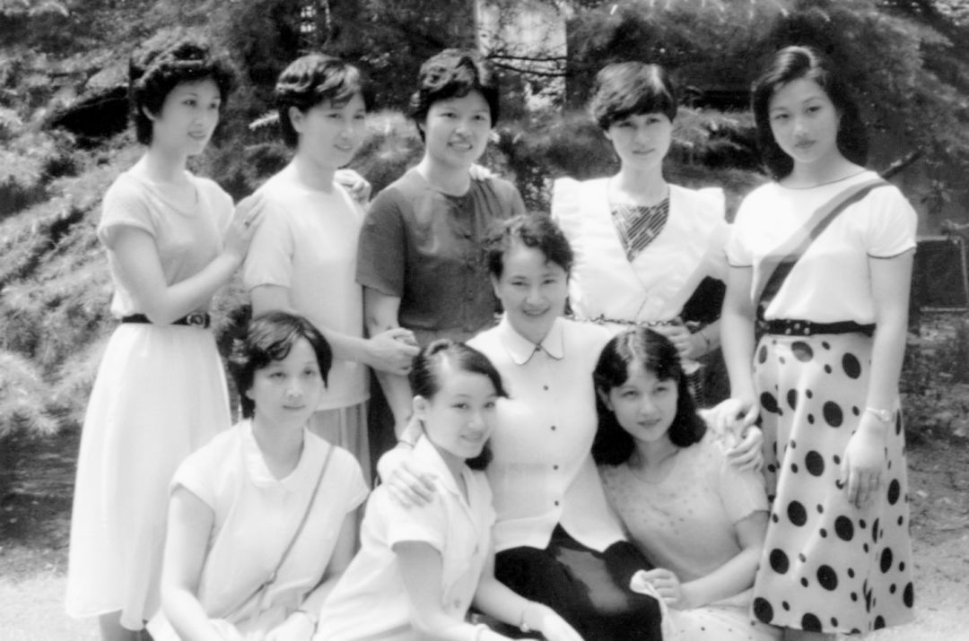 红楼越剧团成立后，王文娟与学生们合影（1986年）