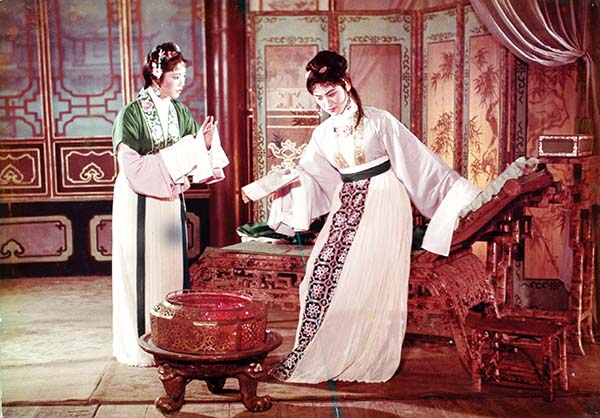 《红楼梦》王文娟饰林黛玉，孟莉英饰紫鹃，1958年