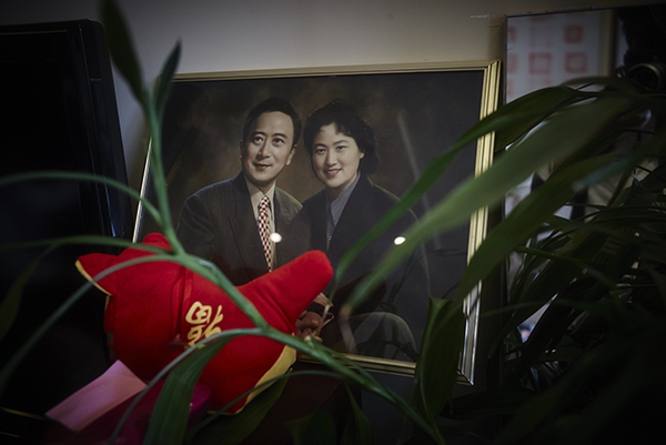 王文娟家中摆放的与孙道临的合照。澎湃新闻记者 丁晓文  资料图