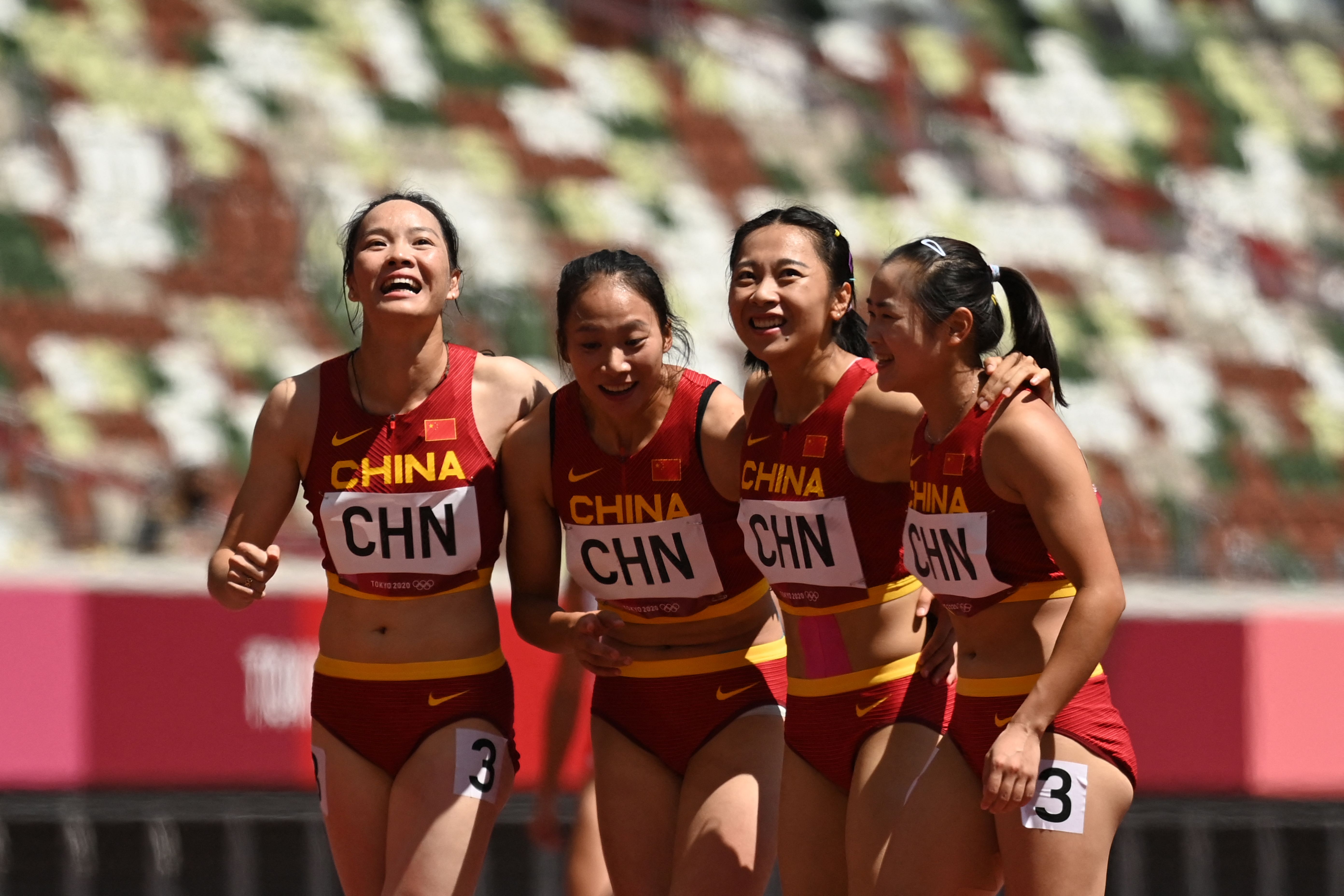 最好成绩 中国女子4 100米接力第六 姑娘们令人动容