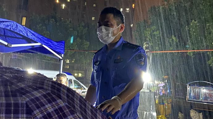 直击上海封闭小区核酸检测不眠夜！暴雨中民警撑起检测点帐篷
